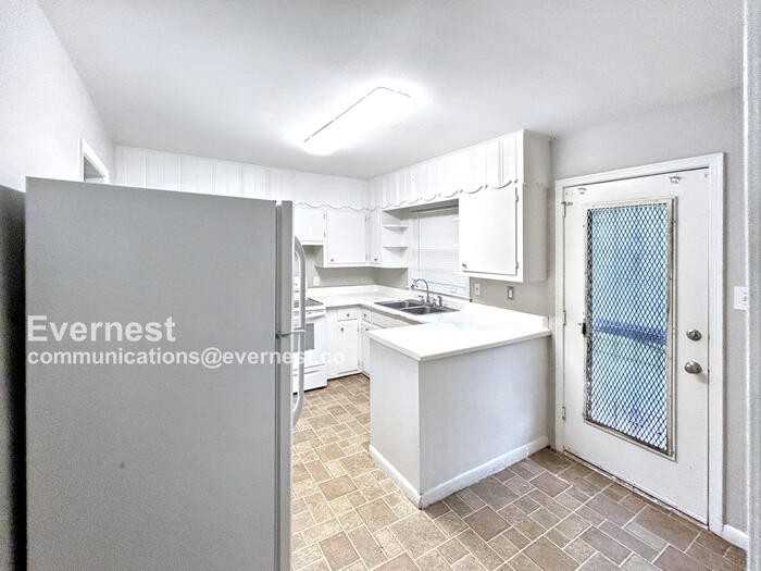 333 Robertson Ave - Photo 3 of 14