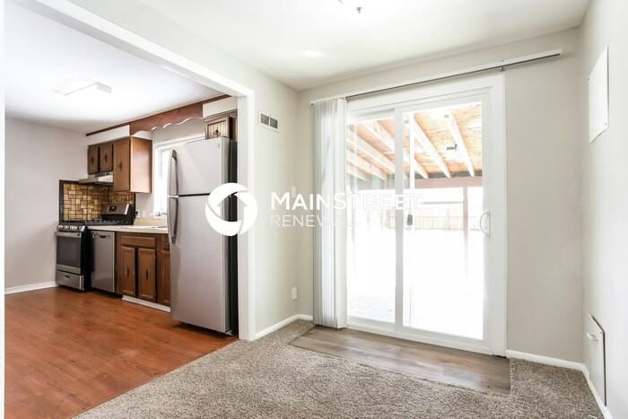 1140 Jamaica St - Photo 4 of 17