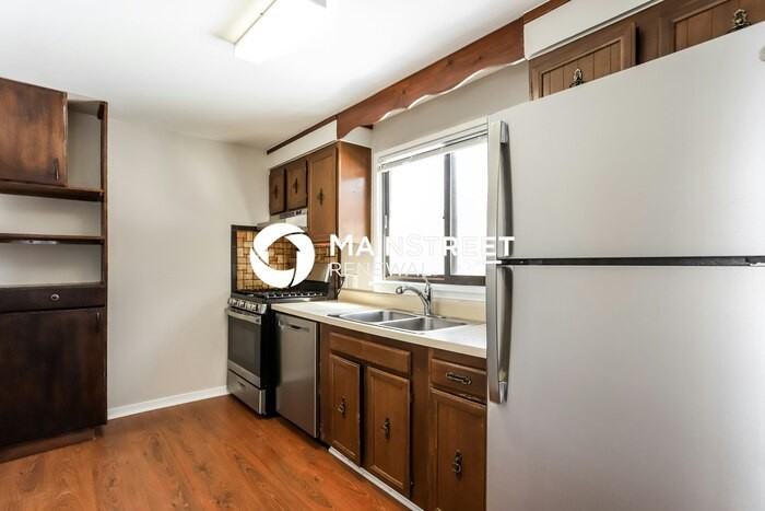 1140 Jamaica St - Photo 5 of 17