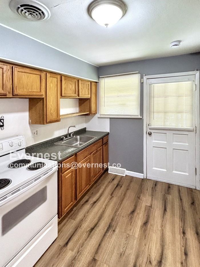 1142 Maple Ave - Photo 2 of 19