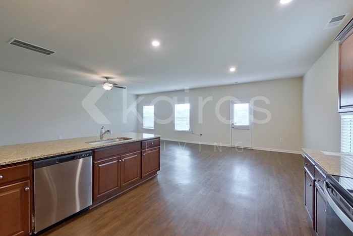 1067 Pilgrim Ln - Photo 7 of 22