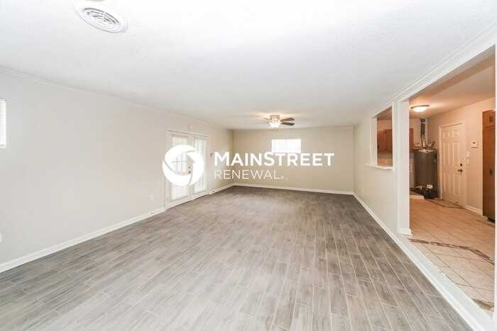 3045 Beauchamp Dr - Photo 2 of 16