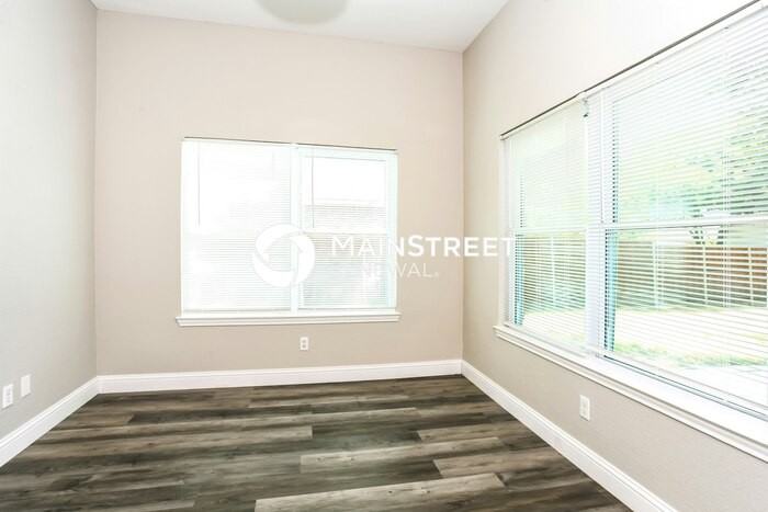 8102 Lake Bend Dr - Photo 4 of 16