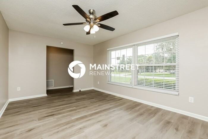 690 Wells St - Photo 4 of 16