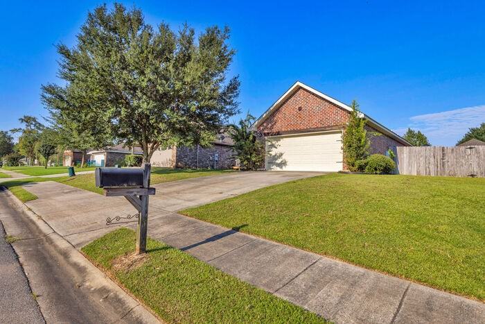 13727 Fox Hill Dr - Photo 2 of 27