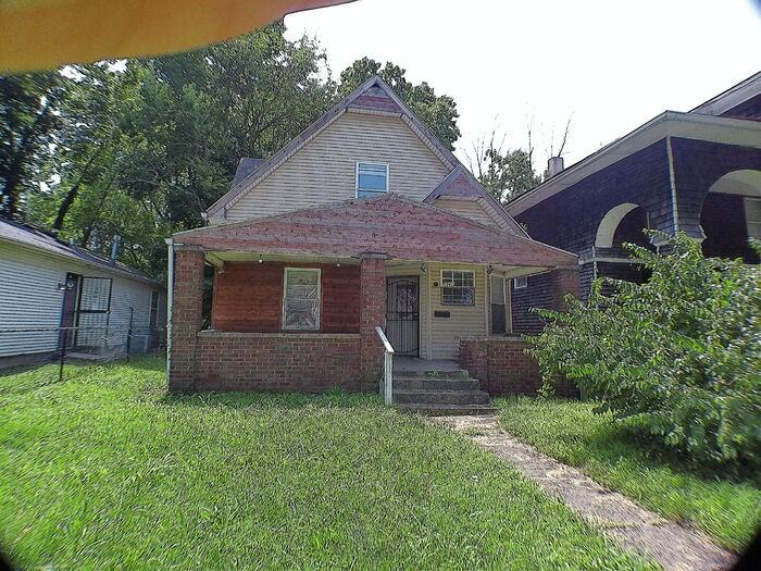 1061 W 33rd St - Photo 2 of 9