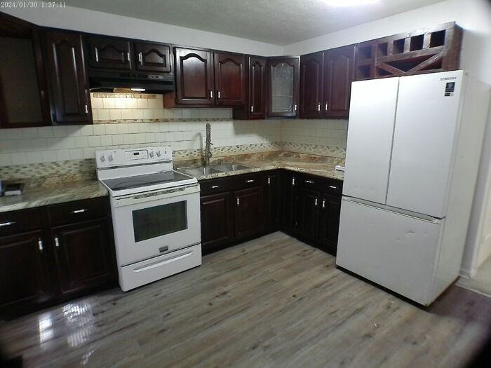 1061 W 33rd St - Photo 6 of 9