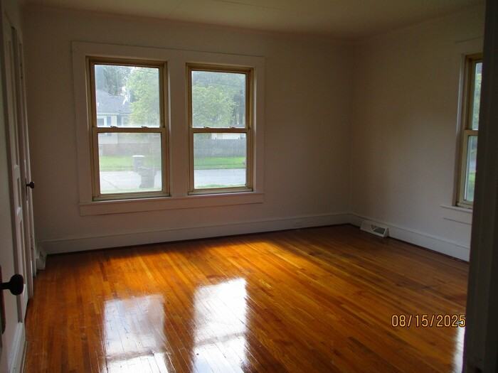 809 W C St - Photo 4 of 9