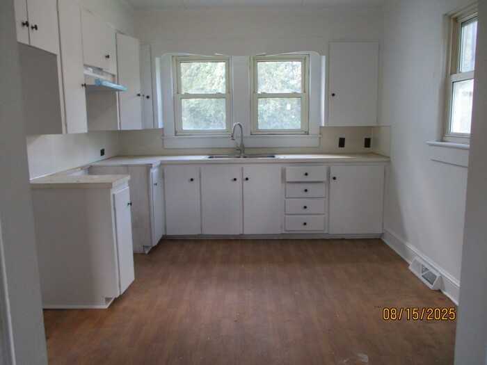 809 W C St - Photo 5 of 9