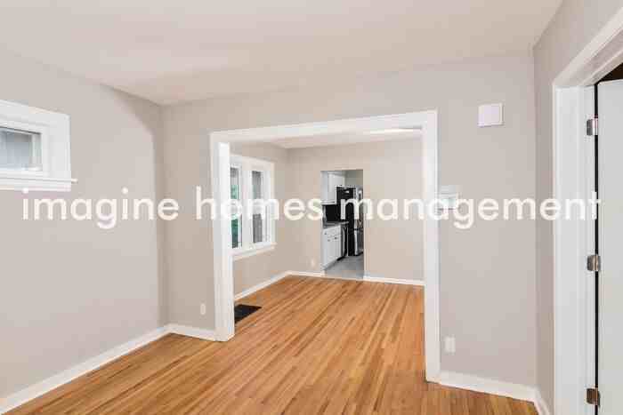 1537 Saint Clair Avenue - Photo 3 of 18