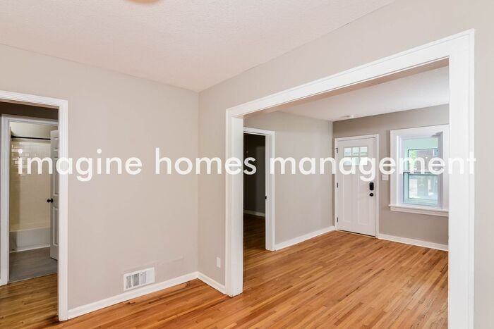 1537 Saint Clair Avenue - Photo 4 of 18