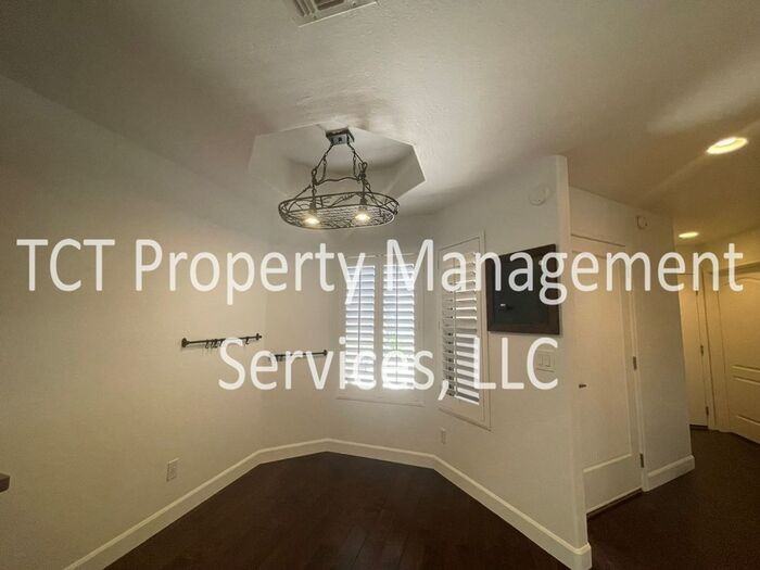 4202 N 21st St #8 - Photo 3 of 13