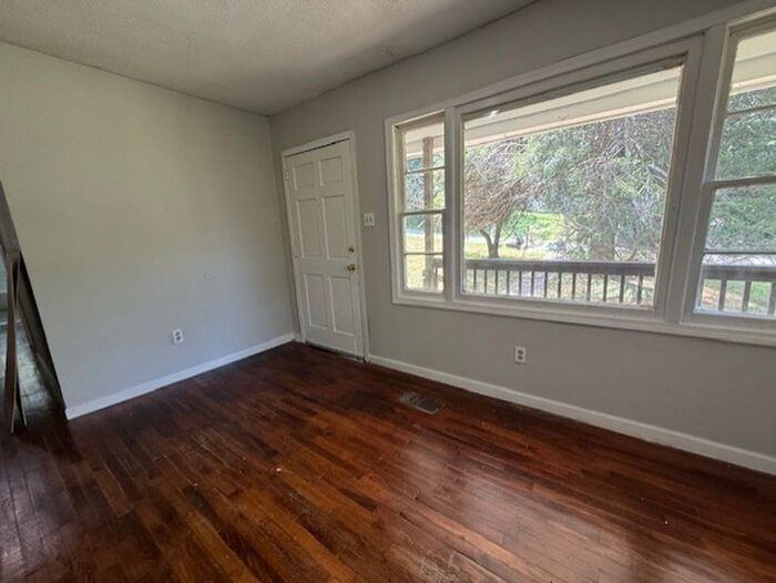 4706 Clemmons Dr - Photo 4 of 14