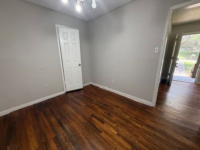 4706 Clemmons Dr - Photo 5 of 14