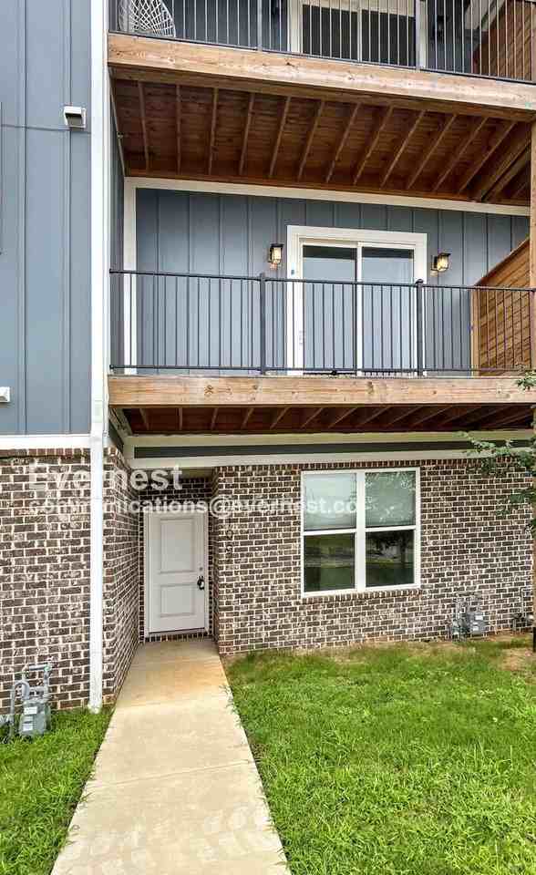 1067 Montague Pl - Photo 2 of 30