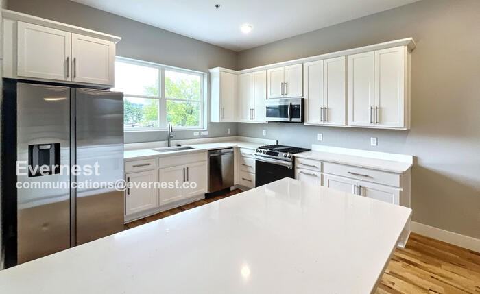 1067 Montague Pl - Photo 3 of 30