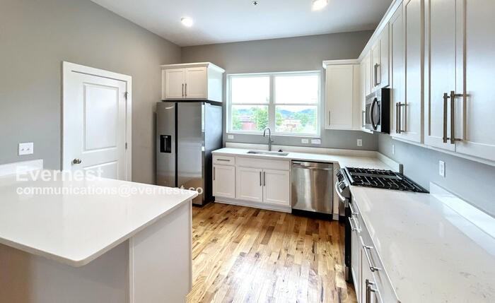 1067 Montague Pl - Photo 4 of 30