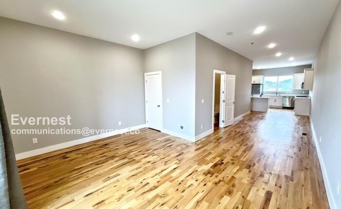 1067 Montague Pl - Photo 5 of 30