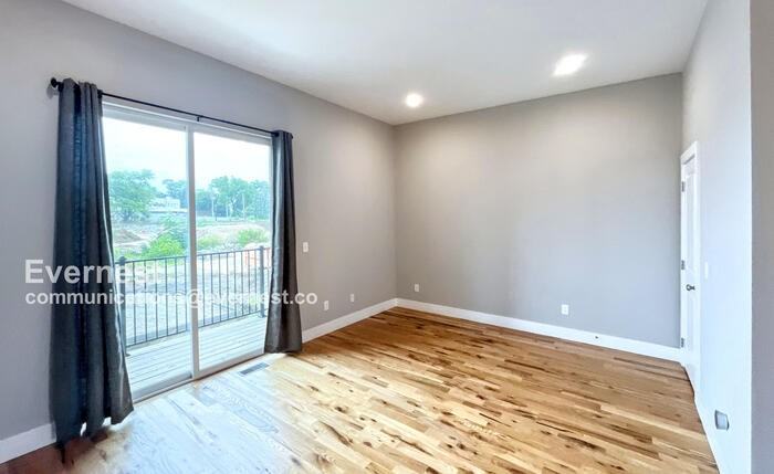 1067 Montague Pl - Photo 6 of 30