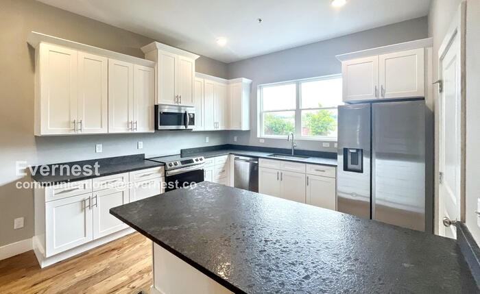 1063 Montague Pl - Photo 3 of 30