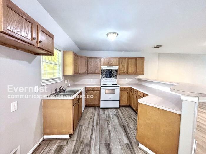 2300 Abernathy St - Photo 2 of 27