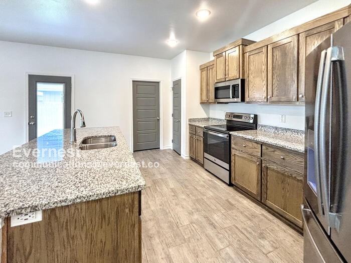 718 Freedom Cir - Photo 3 of 22