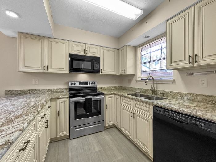 323 Cedarwood Dr - Photo 4 of 15