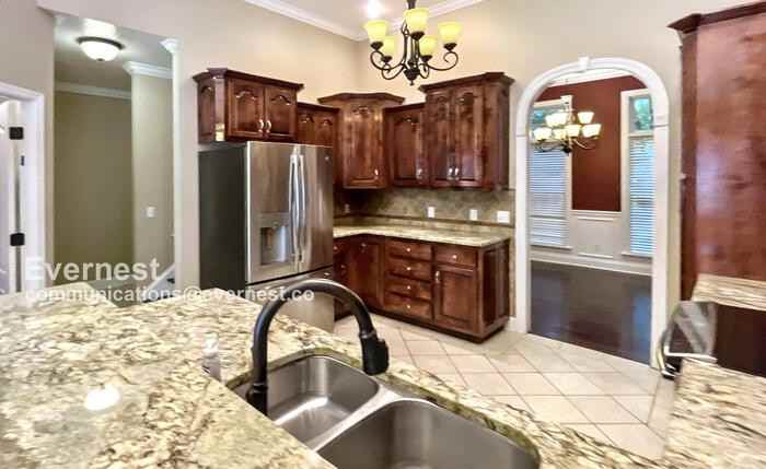 607 Castle Dr - Photo 3 of 34