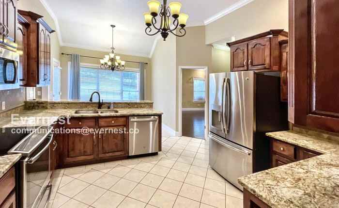 607 Castle Dr - Photo 4 of 34