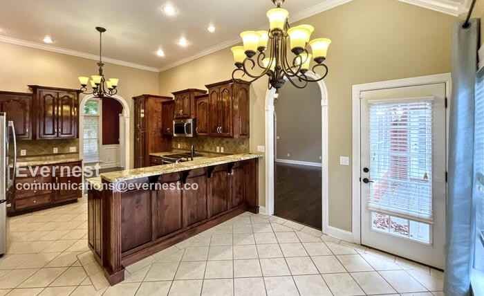 607 Castle Dr - Photo 5 of 34