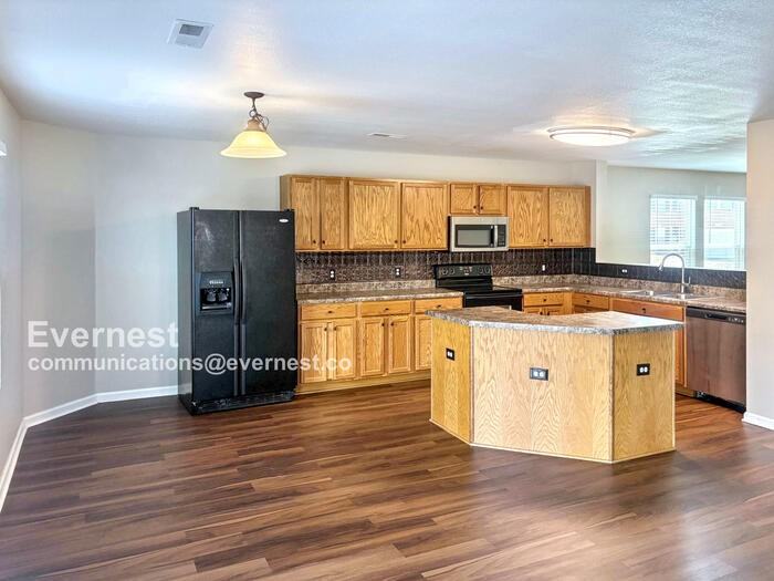 319 Kenneth Boulevard Northwest - Photo 3 of 28