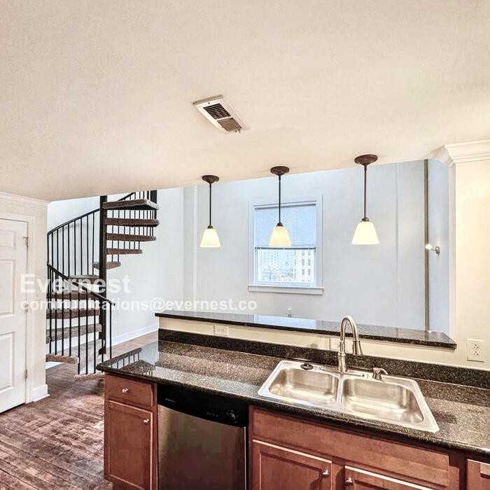 525 E Grace St #407 - Photo 2 of 10