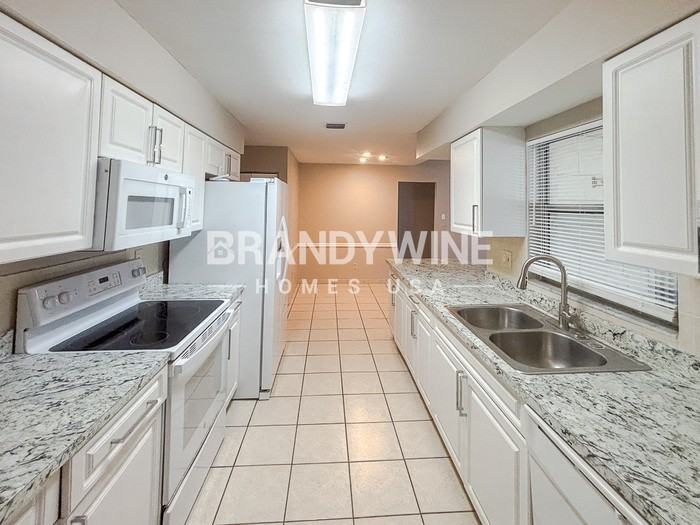 11206 Fiddlewood Dr - Photo 7 of 25