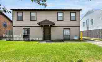 featured image of 3340 Blodgett St