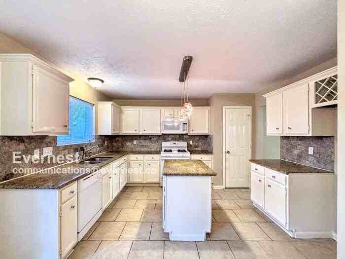 8019 Carmel Cir - Photo 2 of 30