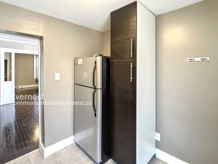 747 Melville Ave - Photo 4 of 26