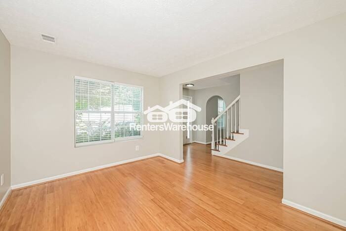 903 Stonebridge Crescent - Photo 3 of 17