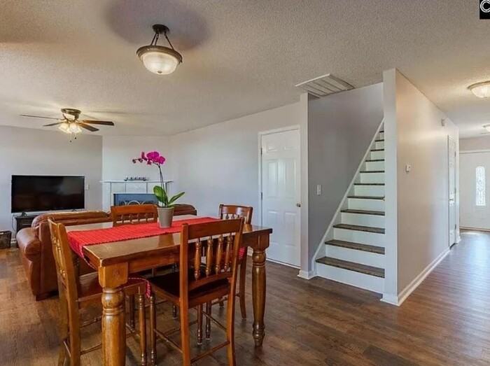 204 Meyer Ln - Photo 3 of 6