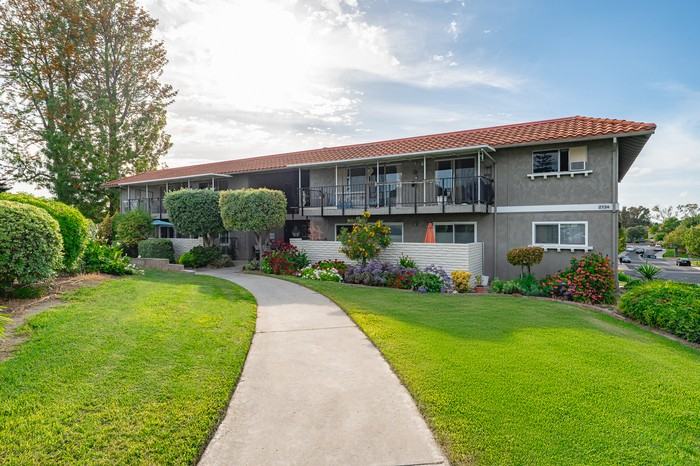 2134 Via Puerta #O - Photo 6 of 38