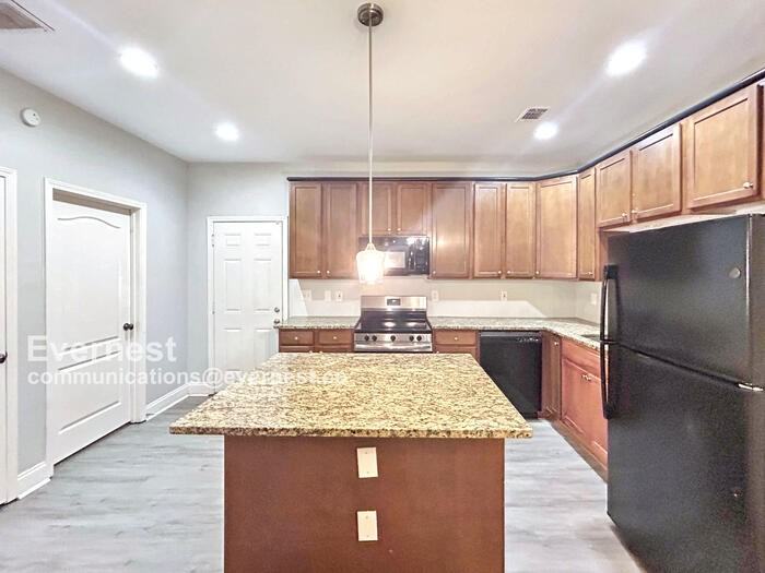 1305 Sweetbriar Circle - Photo 3 of 22