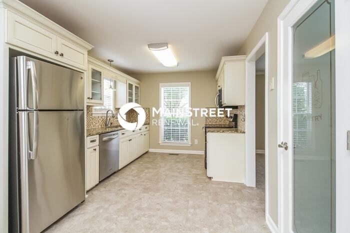 2800 Sutherland Drive - Photo 5 of 15