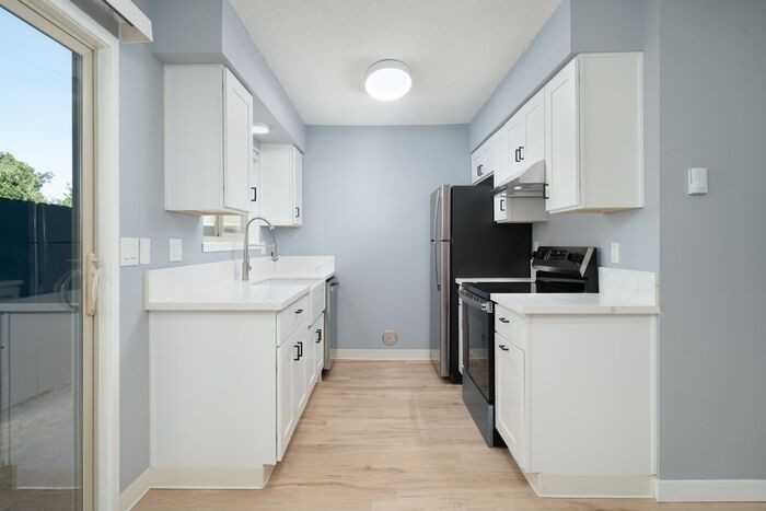 4920 Sw Lombard Ave - Photo 5 of 49