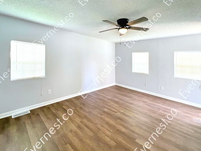 8134 Douglas Ave - Photo 6 of 24