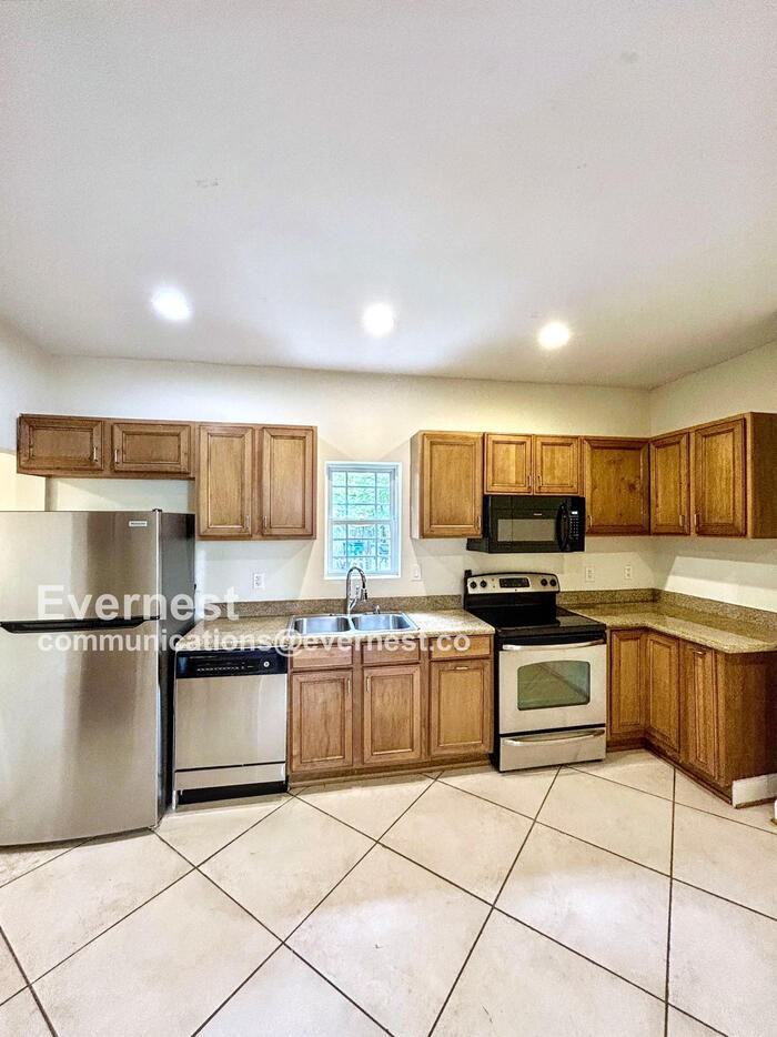 1402 Ashley Street - Photo 2 of 25