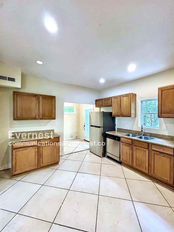 1402 Ashley Street - Photo 3 of 25