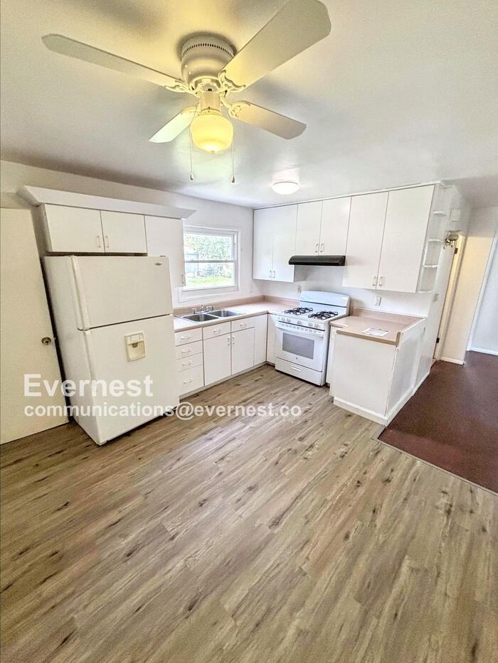 1213 Scott Ave - Photo 2 of 19