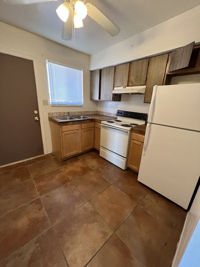 306 W Lee St - Photo 2 of 3