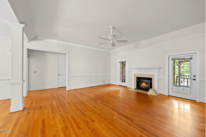 406 N Wakefield St - Photo 2 of 5