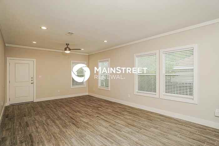 422 Azucena St - Photo 5 of 18