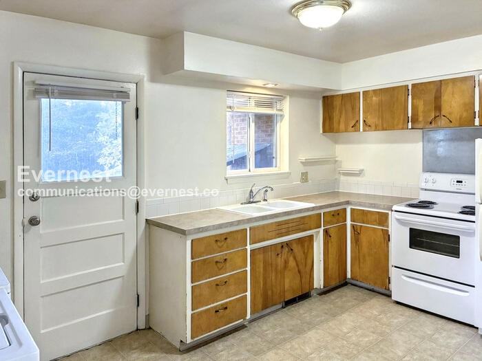 1307 Castlerock Dr - Photo 4 of 33